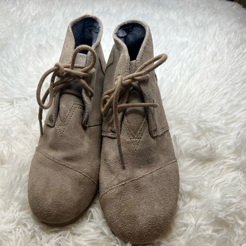 Kids Tom’s size 4